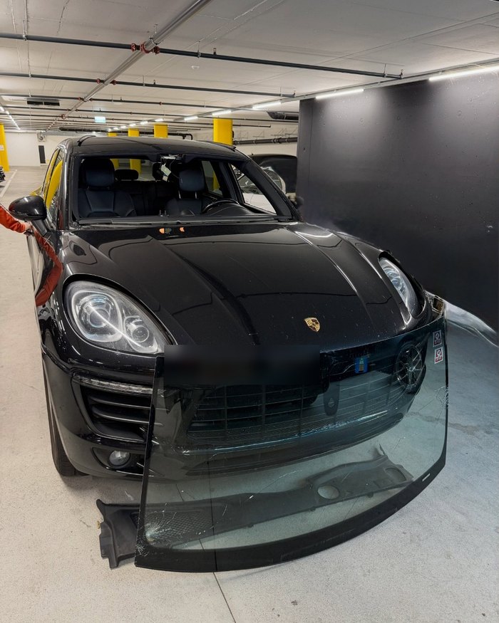 Porsche Cayenne mit ausgebauter Frontscheibe in der Werkstatt