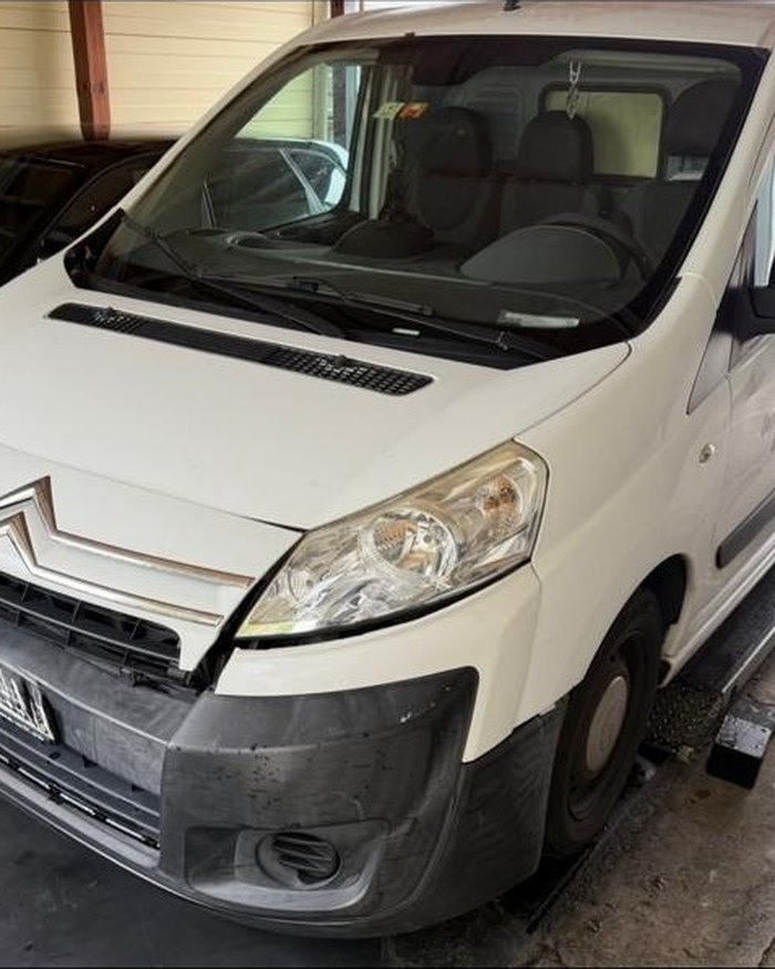 Citroën Jumpy in der Werkstatt, Frontpartie demontiert