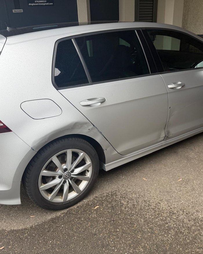 VW Golf mit Unfallschaden an der Seite