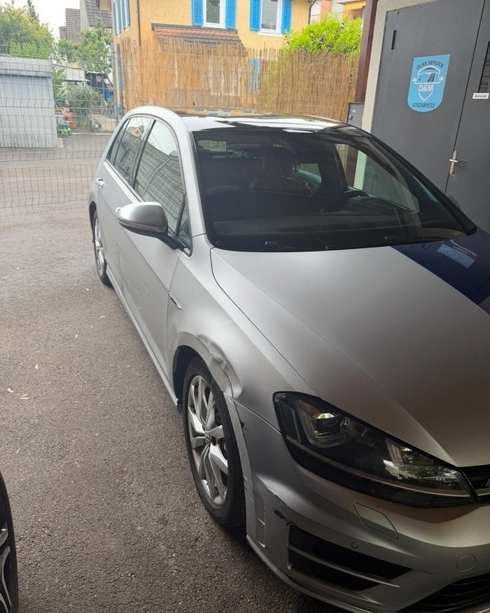 VW Golf vor der Werkstatt in Dietikon