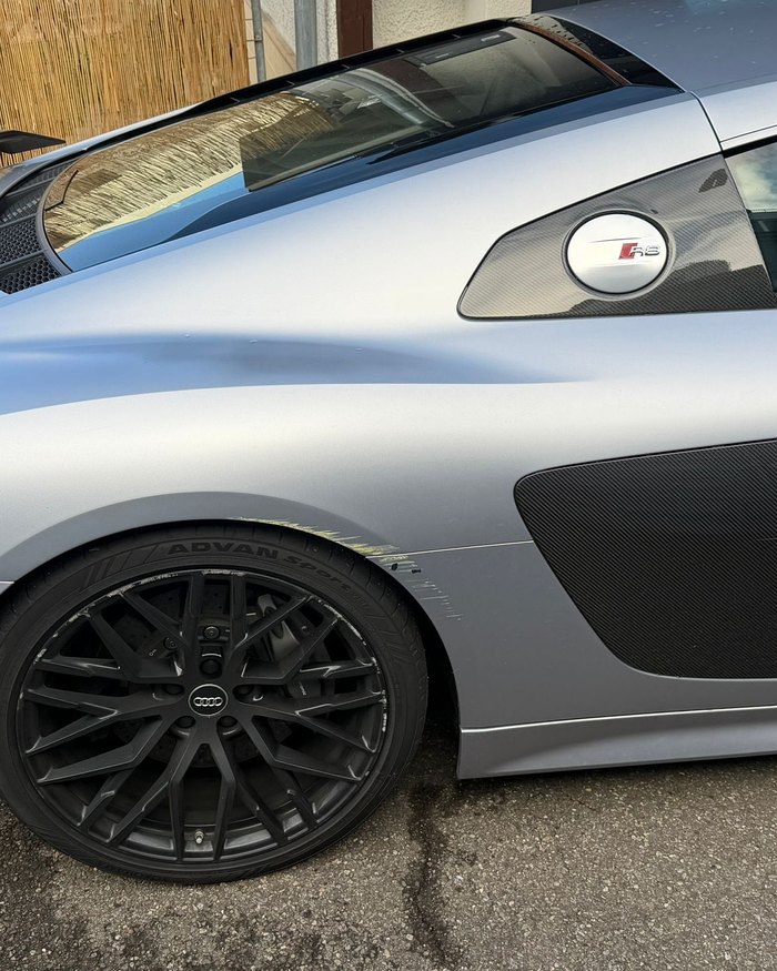 Audi R8 nach der Arbeit an Scheibe und Karosserie
